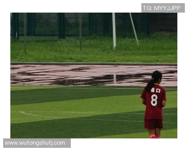 原创妹对足球明星的冷淡态度揭示了她心中的真实情感与追求