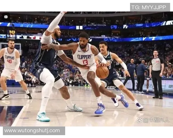 快船与独行侠激战正酣比分悬念迭起引发球迷热议